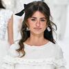 Как невеста! Пенелопа Крус закрыла показ Chanel, отдав дань памяти Карлу Лагерфельду Как невеста! Пенелопа Крус закрыла показ Chanel, отдав дань памяти Карлу Лагерфельду