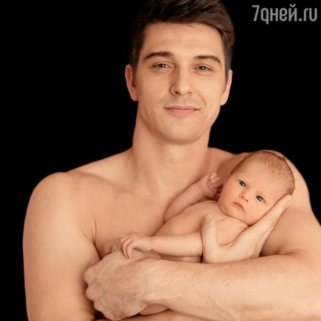 Фото Станислава и малышки Микаэлы, утонувшей в его руках, вызвало у поклонников восхищение. Фото Станислава и малышки Микаэлы, утонувшей в его руках, вызвало у поклонников восхищение.