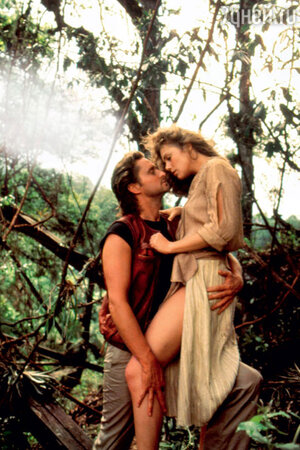 Майкл Дуглас и Кэтлин Тернер в фильме «Роман с камнем». 1984 г. Майкл Дуглас и Кэтлин Тернер в фильме «Роман с камнем». 1984 г.