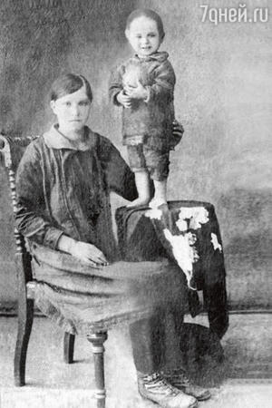 Василий Шукшин с матерью Марией Сергеевной Шукшиной, 1933 г. Василий Шукшин с матерью Марией Сергеевной Шукшиной, 1933 г.