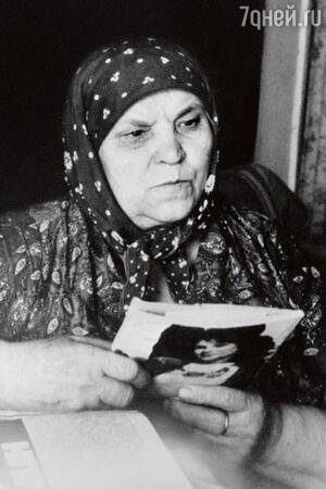 «Отношения Шукшина с матерью трудно было передать словами. Между ними существовала невероятно прочная связь, сколько он ей писем написал, с какими ласковыми словами...» 1970?е гг. «Отношения Шукшина с матерью трудно было передать словами. Между ними существовала невероятно прочная связь, сколько он ей писем написал, с какими ласковыми словами...» 1970?е гг.