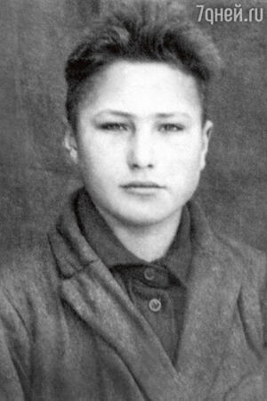«Вася учился плохо, был троечником, зато на уроках литературы блистал. И в любой компании переключал внимание на себя, гениально пересказывая Чехова или Тургенева». 1945 г. «Вася учился плохо, был троечником, зато на уроках литературы блистал. И в любой компании переключал внимание на себя, гениально пересказывая Чехова или Тургенева». 1945 г.