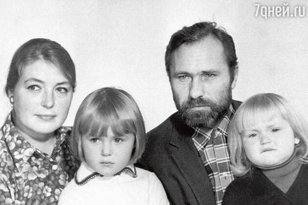 «Лидия Федосеева-Шукшина не была в восторге от приездов многочисленной деревенской родни. Квартирка у них была тесная, лишнего человека и положить негде...» «Лидия Федосеева-Шукшина не была в восторге от приездов многочисленной деревенской родни. Квартирка у них была тесная, лишнего человека и положить негде...»