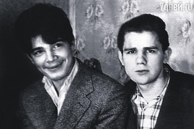 В стенах детдома отец стал вести дневник. Веничка (слева) с братом Борисом, 1954 г. В стенах детдома отец стал вести дневник. Веничка (слева) с братом Борисом, 1954 г.