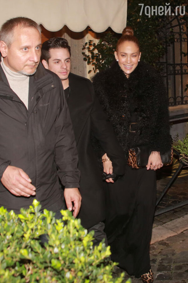   (Jennifer Lopez)      (Casper Smart)      