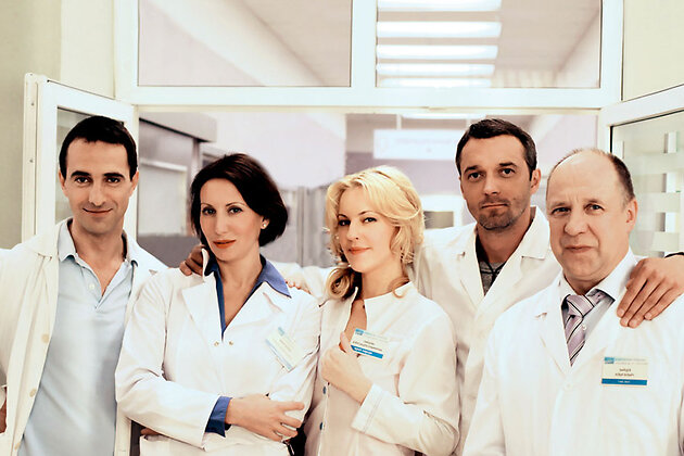 Алика с партнерами по сериалу «Дневник доктора Зайцевой». 2012 г. Алика с партнерами по сериалу «Дневник доктора Зайцевой». 2012 г.