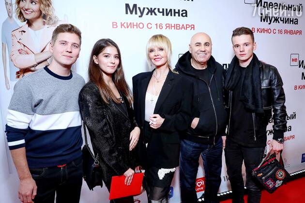 Валерия и Иосиф Пригожин с сыновьями Артемием и Арсением и невесткой Натальей Валерия и Иосиф Пригожин с сыновьями Артемием и Арсением и невесткой Натальей