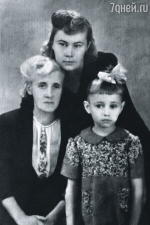 Меня часто про блокаду спрашивают. Я даже что-то рассказываю — как бы от себя, но это мамины воспоминания. Я с мамой и бабушкой Меня часто про блокаду спрашивают. Я даже что-то рассказываю — как бы от себя, но это мамины воспоминания. Я с мамой и бабушкой