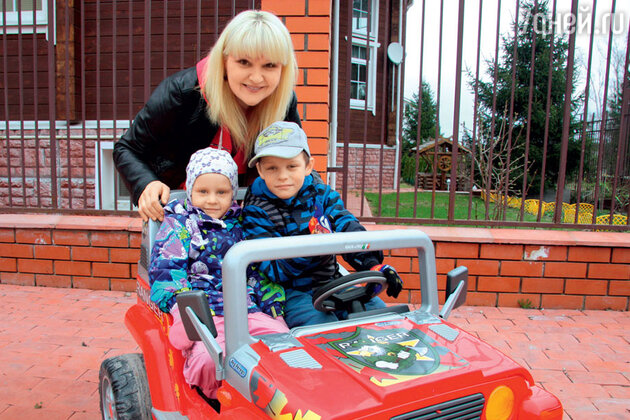 Маргарита Суханкина с приемными детьми Сережей и Лерой Маргарита Суханкина с приемными детьми Сережей и Лерой