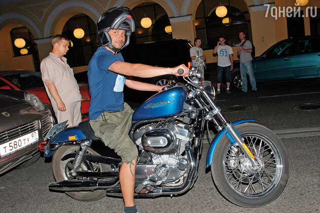 Первой сумасшедшей покупкой, пожалуй, стал итальянский мотоцикл Moto Guzzi. Красивый, харизматичный, но, к сожалению, с небольшим заводским дефектом Первой сумасшедшей покупкой, пожалуй, стал итальянский мотоцикл Moto Guzzi. Красивый, харизматичный, но, к сожалению, с небольшим заводским дефектом