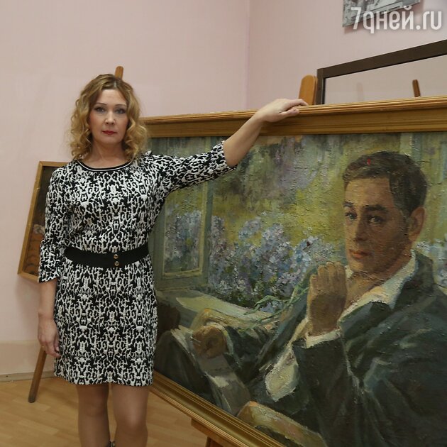 Анна Тихонова у портрета отца Анна Тихонова у портрета отца