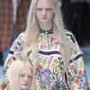 Почему на показе Gucci модели несли в руках собственные головы Почему на показе Gucci модели несли в руках собственные головы