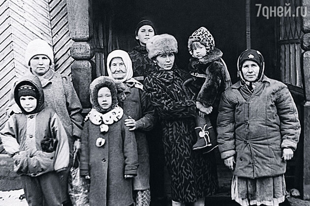 Этой фотографии лет двадцать, а то и больше. На ней (слева направо) — моя старшая дочка Нина со своим сыном Сашей (второй Женя — на самом верху, выглядывает), свекровь Анна Васильевна, моя младшая дочка Валя с дочерьми Ириной и Аней и я Этой фотографии лет двадцать, а то и больше. На ней (слева направо) — моя старшая дочка Нина со своим сыном Сашей (второй Женя — на самом верху, выглядывает), свекровь Анна Васильевна, моя младшая дочка Валя с дочерьми Ириной и Аней и я