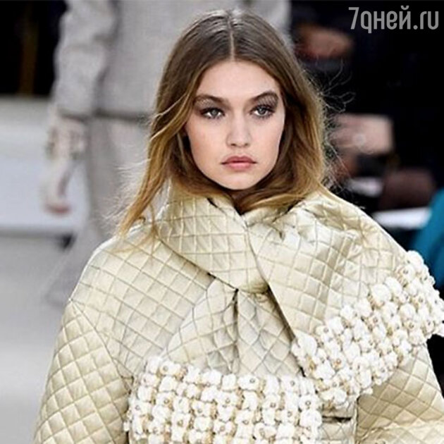 Джиджи Хадид на показе Chanel март 2016г. Джиджи Хадид на показе Chanel март 2016г.