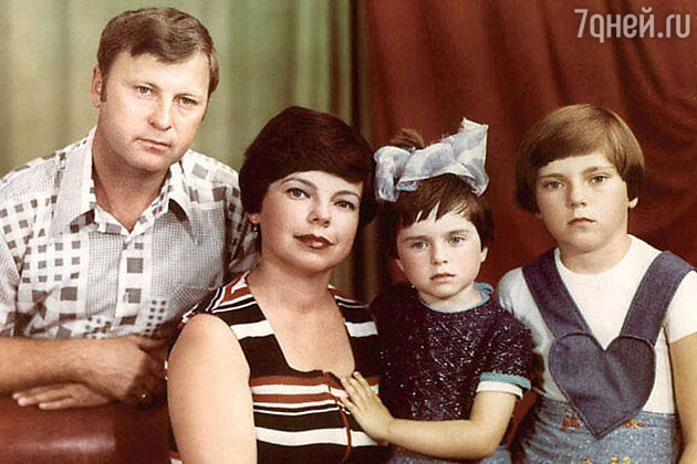Наташа Королева с родителями и сестрой Наташа Королева с родителями и сестрой