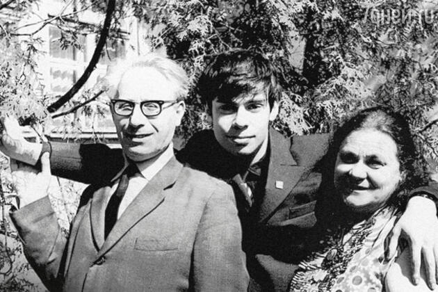 С матерью Раисой Ильиничной и отцом Залманом Шмуиловичем. 1971 г. С матерью Раисой Ильиничной и отцом Залманом Шмуиловичем. 1971 г.