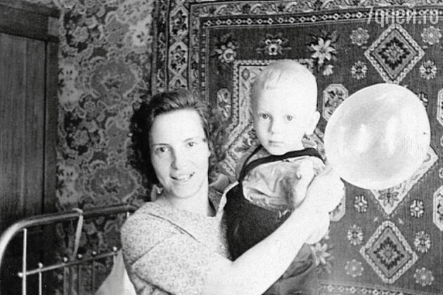 С мамой Зинаидой Ивановной. 1959 г. С мамой Зинаидой Ивановной. 1959 г.