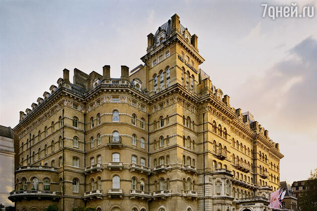 Я остановился в респектабельном районе в прекрасном отеле Langham Я остановился в респектабельном районе в прекрасном отеле Langham