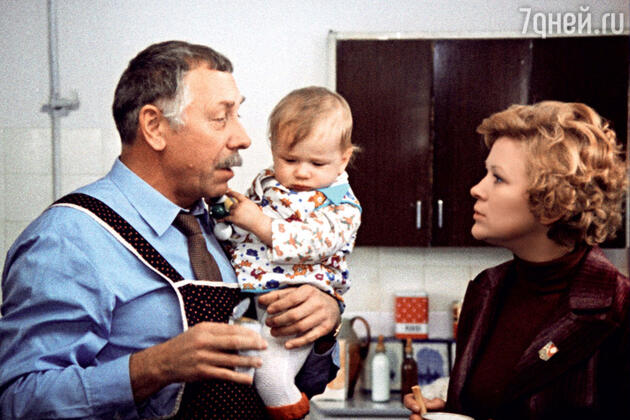 С Галиной Польских в комедии «По семейным обстоятельствам». 1977 г. С Галиной Польских в комедии «По семейным обстоятельствам». 1977 г.