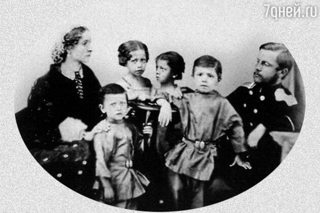 Александр Михайлович и Елизавета Христиановна Врубель с детьми. Миша — рядом с отцом. 1865 г.