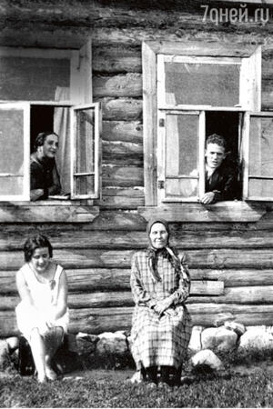 «На первый большой гонорар в 175 рублей папа построил дом в Князево для матери и брата Алексея».1930-е гг. «На первый большой гонорар в 175 рублей папа построил дом в Князево для матери и брата Алексея».1930-е гг.