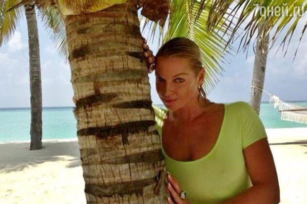 «Мои Мальдивы!!!» — так Анастасия подписала фотографию, на которой она изображена рядом с пальмой «Мои Мальдивы!!!» — так Анастасия подписала фотографию, на которой она изображена рядом с пальмой