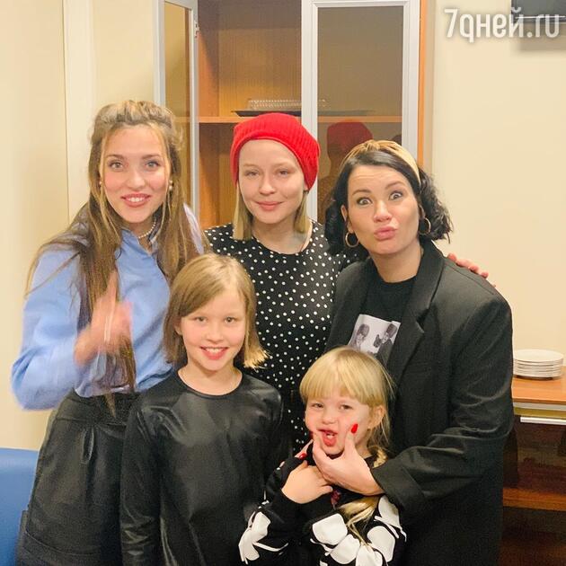 Юлия Пересильд с дочерями Юлия Пересильд с дочерями
