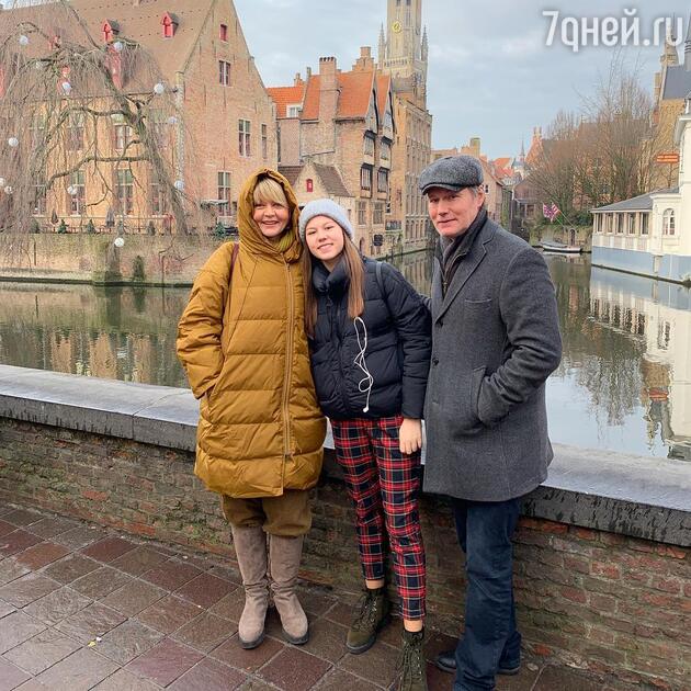 Юлия Меньшова с мужем и дочкой Юлия Меньшова с мужем и дочкой