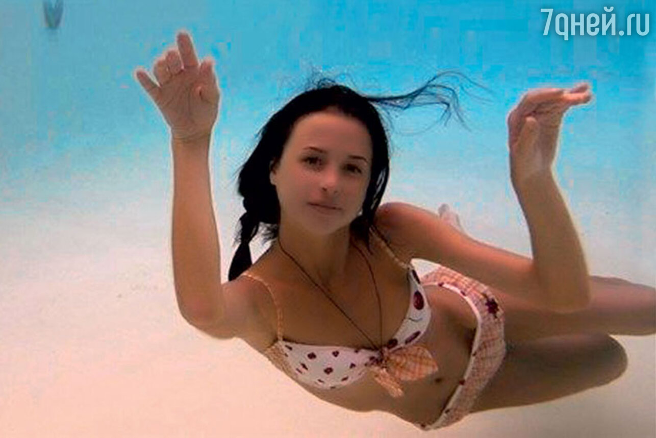 Фото Мирославы Карпович в купальнике практически не скрывающим грудь