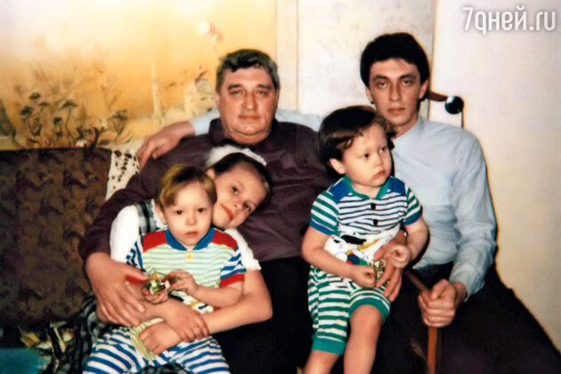 Саша со своим дедушкой Николаем Ивановичем, отчимом Димы Диброва, отцом Андреем и младшими братьями Ильей и Иваном. 1995 г. Саша со своим дедушкой Николаем Ивановичем, отчимом Димы Диброва, отцом Андреем и младшими братьями Ильей и Иваном. 1995 г.