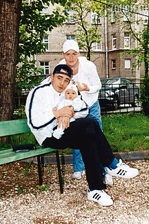С новорожденным Кирюшей и женой Лолой. Весна 2001 г. С новорожденным Кирюшей и женой Лолой. Весна 2001 г.