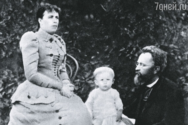 Когда 23 апреля 1891 года родился Сережа, его отцу Сергею Алексеевичу уже минуло сорок, матери было за тридцать Когда 23 апреля 1891 года родился Сережа, его отцу Сергею Алексеевичу уже минуло сорок, матери было за тридцать