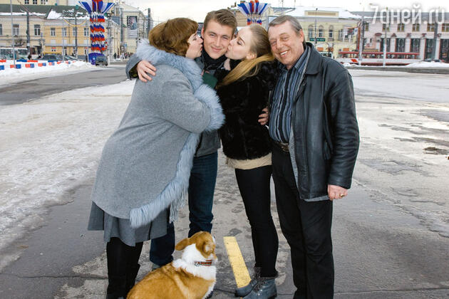 Леша на улицах родного города с мамой Надеждой Николаевной, папой Владимиром Викторовичем, сестрой Галиной и любимой собакой Элвисом Леша на улицах родного города с мамой Надеждой Николаевной, папой Владимиром Викторовичем, сестрой Галиной и любимой собакой Элвисом