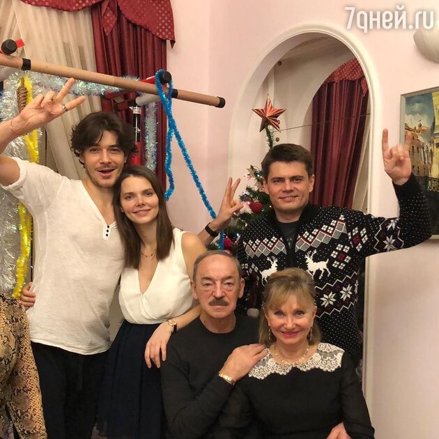 Елизавета Боярская с мужем Максимом Матвеевым, родителями Михаилом Боярским и Ларисой Луппиан, братом Сергеем Елизавета Боярская с мужем Максимом Матвеевым, родителями Михаилом Боярским и Ларисой Луппиан, братом Сергеем