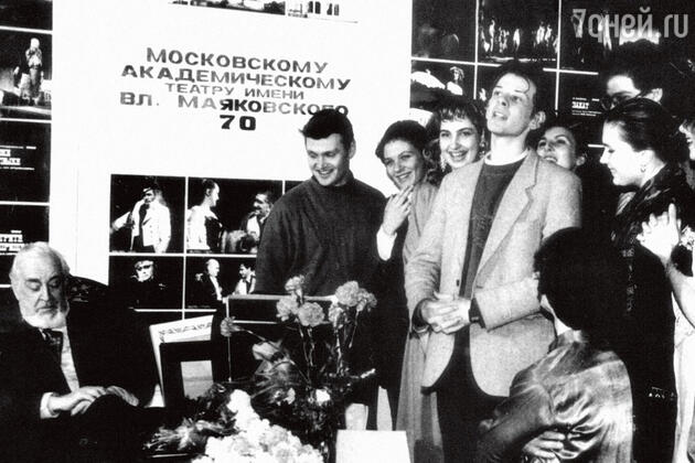 «Встреча с Мастером — Андреем Александровичем Гончаровым — для меня судьбоносная. Все мои успехи в профессии — прежде всего его заслуга».А. А. Гончаров с молодыми актерами. 1992 г. «Встреча с Мастером — Андреем Александровичем Гончаровым — для меня судьбоносная. Все мои успехи в профессии — прежде всего его заслуга».А. А. Гончаров с молодыми актерами. 1992 г.
