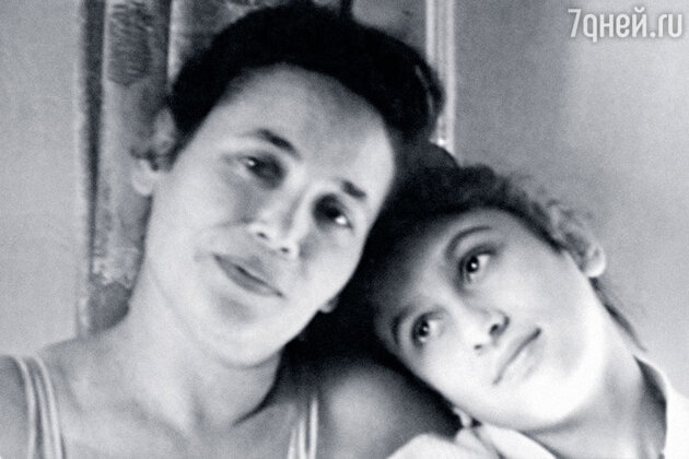 Мне 15 лет. С мамой Калерией Гавриловной на даче в Хотьково Мне 15 лет. С мамой Калерией Гавриловной на даче в Хотьково