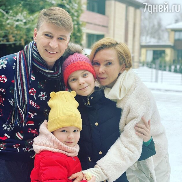 Алексей Ягудин и Татьяна Тотьмянина с дочерьми Алексей Ягудин и Татьяна Тотьмянина с дочерьми