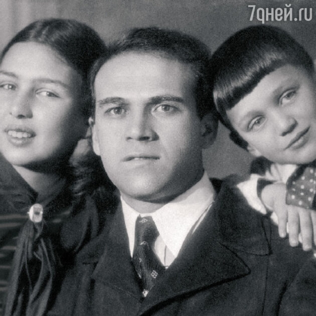«В нашей семье почти все мужчины оказались расстреляны, а женщины — в тюрьмах и лагерях. Маму арестовали, когда мне было 4 года. Она просто исчезла из моей жизни. А папу каким-то чудом эта участь миновала».Саша с отцом Наумом Яковлевичем и сестрой Еленой. 1938 г. «В нашей семье почти все мужчины оказались расстреляны, а женщины — в тюрьмах и лагерях. Маму арестовали, когда мне было 4 года. Она просто исчезла из моей жизни. А папу каким-то чудом эта участь миновала».Саша с отцом Наумом Яковлевичем и сестрой Еленой. 1938 г.