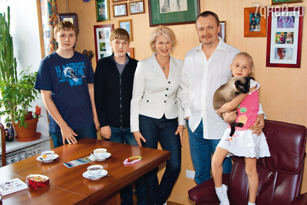 «На моем дне рождения у нас дома собралось очень много народу — в основном мои друзья. Так что вы думаете? Про меня никто толком не сказал ничего хорошего. Все говорили только про жену, про детей и про то, что мне в жизни невероятно повезло» «На моем дне рождения у нас дома собралось очень много народу — в основном мои друзья. Так что вы думаете? Про меня никто толком не сказал ничего хорошего. Все говорили только про жену, про детей и про то, что мне в жизни невероятно повезло»