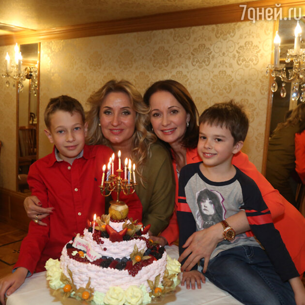 Алиса Признякова с сыном Даниэлем, Ольга Кабо с сыном Виктором Алиса Признякова с сыном Даниэлем, Ольга Кабо с сыном Виктором