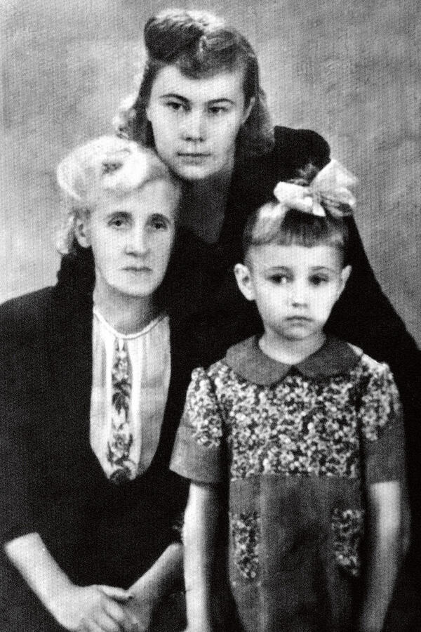 Лариса Лужина с мамой и бабушкой