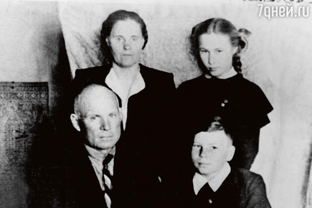 С родителями Василием Павловичем и Александрой Ивановной и сестрой Мариной. 1958 г. С родителями Василием Павловичем и Александрой Ивановной и сестрой Мариной. 1958 г.