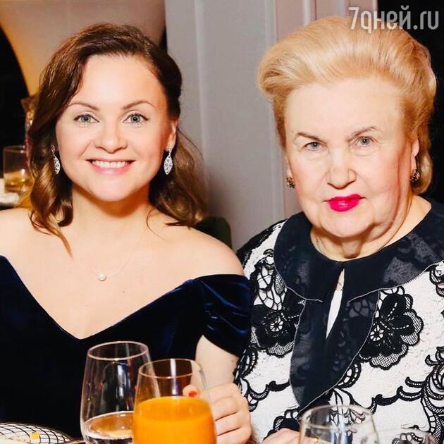 Юлия Проскурякова с мамой Игоря Николаева Юлия Проскурякова с мамой Игоря Николаева