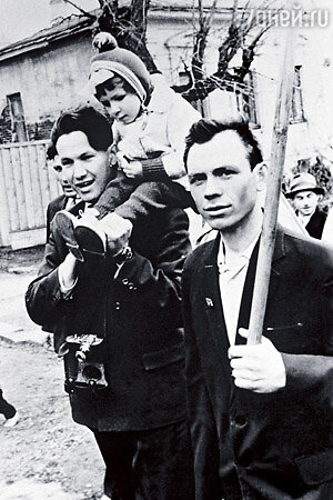 Первомайский парад. У Бориса на плечах — наша старшая дочь Леночка. 1963 г. Первомайский парад. У Бориса на плечах — наша старшая дочь Леночка. 1963 г.