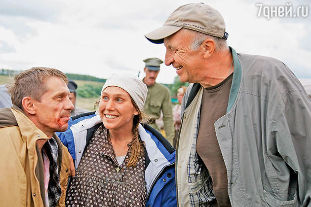 Алексей Шевченков, Дарья Екамасова и Андрей Смирнов в фильме «Жила-была одна баба» Алексей Шевченков, Дарья Екамасова и Андрей Смирнов в фильме «Жила-была одна баба»