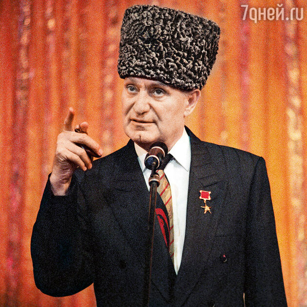 Махмуд Эсамбаев Махмуд Эсамбаев