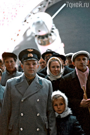 Юрий Гагарин с дочкой Леной на ВДНХ СССР, 1965 г Юрий Гагарин с дочкой Леной на ВДНХ СССР, 1965 г