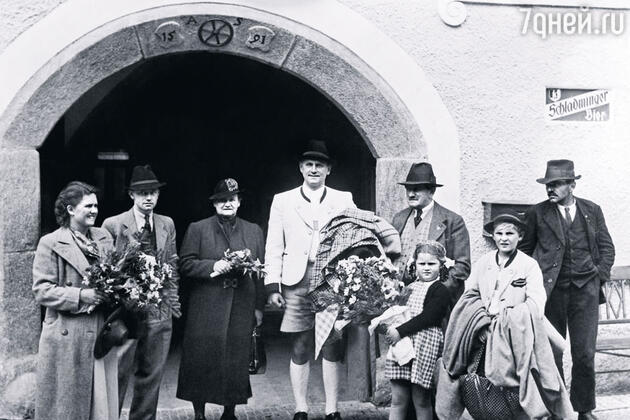Фердинанд Порше (на снимке — пятый слева) с семьей, 1938 г. Фердинанд Порше (на снимке — пятый слева) с семьей, 1938 г.