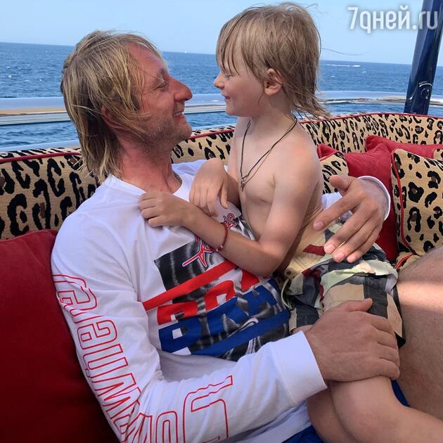 Евгений Плющенко с сыном Сашей Евгений Плющенко с сыном Сашей