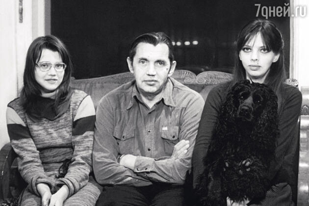 С младшей сестрой Ксенией и отцом. 1983 г. С младшей сестрой Ксенией и отцом. 1983 г.